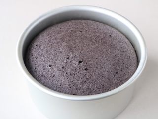 15、黑米糕,开水上锅蒸35分钟，出锅倒扣凉凉即可；