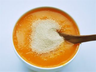 1、花瓣馒头,先分别把南瓜和紫薯上锅蒸熟,并加少许水用料理机打成糊状,放至温度稍微有一点余温状态。取适量南瓜糊和紫薯糊,并在南瓜糊、紫薯糊里各分别加入4克