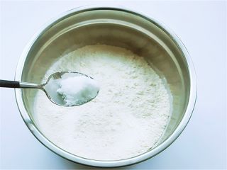 2、花瓣馒头,无水的盆里加入面粉。注意每种颜色所要做的馒头各准备好400克面粉,并加入自己觉得可以接受的分量白糖,我家因为不喜欢太甜的味道,但是加白糖可以