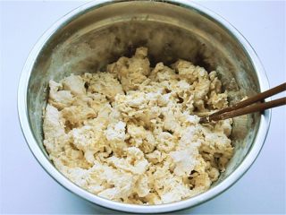 4、花瓣馒头,搅拌后如果下面还有很多干面粉,则继续加一点点南瓜糊,直至可以搅拌成絮状即可,这样搅拌可以让后面揉面比较容易操作又可以很容易让和面做到“三光”