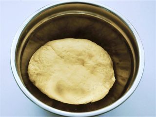 5、花瓣馒头,开始用手把絮状面粉揉成大概的面团状,盖上湿布醒5分钟