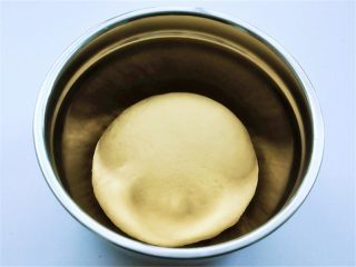 6、花瓣馒头,五分钟后在盆内揉几下,把盆边用面团擦干净,然后取出放在面板上用手掌根推着反复揉,这样面团很容易揉匀揉光滑,再放进盆内,看,是不是三光啊