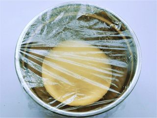 7、花瓣馒头,然后盆口蒙上保鲜膜放置在温暖的地方让面团好好的发酵去吧!发酵,温度可是个很关键的,如果太冷可以包在被窝里,在盆旁边放一个热水袋,方法很多的,