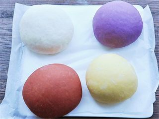 8、花瓣馒头,我们再用同样的方法来和紫薯等四种面团吧!注意我给大家的南瓜糊、紫薯糊份量只是个参考,自己在和面过程中适当增减