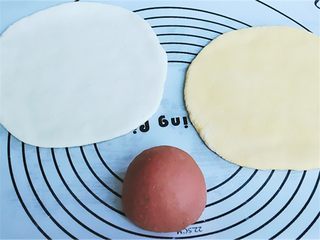 10、花瓣馒头,把各种颜色面团取出放在面板上加少许面粉揉一揉排排气,然后随便取自己喜欢的三种颜色面团各120克搭配,揉成球状后还要擀成面片,其中一个面片则包