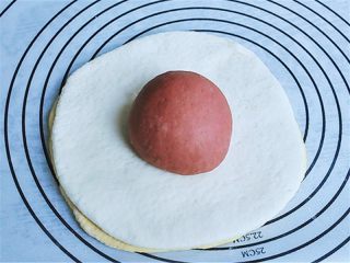 11、花瓣馒头,把两个面片叠起来放,然后把馒头放在中心当做馒头馅一样包起来