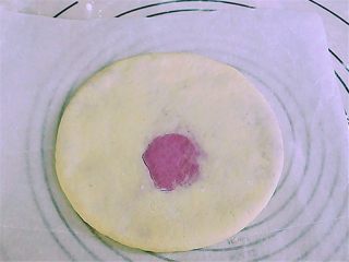 12、花瓣馒头,包成包子状,这是另外颜色搭配包的,外面两层是原色、南瓜色,中心是紫薯色的,按扁