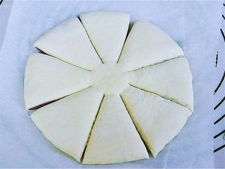 13、花瓣馒头,翻过来,然后找一个小一点的杯子或圆形,在面片中间轻轻的按一个圆做个记号,千万不要使劲啊!然后用刀切出米字,注意中间圆里面不能切到,这样就是八