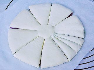 14、花瓣馒头,再把每一等份平均分成三份,也就是在每一份中间轻轻按压两道印痕