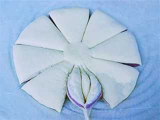 15、花瓣馒头,然后把两边角对捏起来,就成一个花瓣儿了