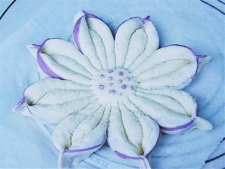 16、花瓣馒头,把其他几瓣用同样方法做出来,花心可以随意装饰