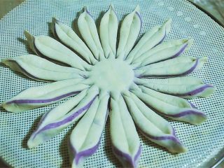 18、花瓣馒头,把做好的放在有适量(微微温度不要太烫)温水的蒸锅蒸列上盖上锅盖发酵二十分钟左右然后开大火蒸15分钟关火,一定不要立即打开锅盖,等三分钟再打开