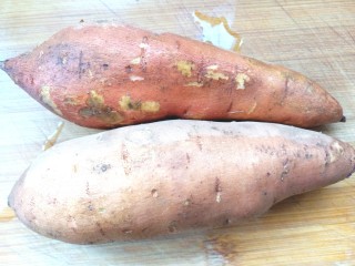 1、压力锅版红薯肉松面包,红薯洗净去皮