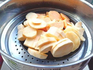 2、压力锅版红薯肉松面包,切片，上锅蒸熟