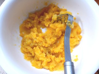 3、压力锅版红薯肉松面包,蒸熟后，入碗中压成泥