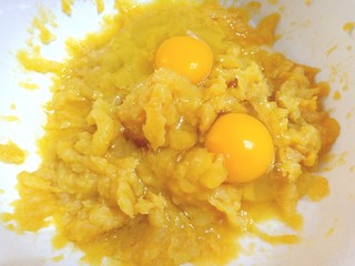 4、压力锅版红薯肉松面包,打入两个鸡蛋，搅拌均匀