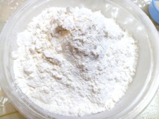 6、压力锅版红薯肉松面包,备好高筋面粉