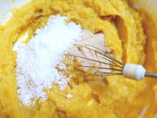 8、压力锅版红薯肉松面包,白糖，酵母，玉米油加入红薯泥中，搅拌均匀