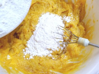 9、压力锅版红薯肉松面包,加入高筋面粉，和成面团