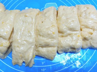 12、压力锅版红薯肉松面包,分成六块