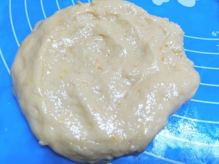 13、压力锅版红薯肉松面包,揉成圆饼