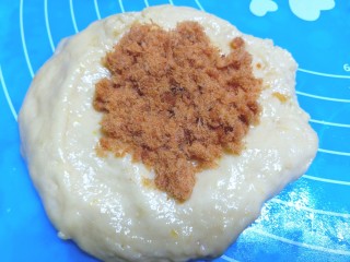 14、压力锅版红薯肉松面包,放入肉松