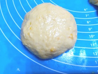 16、压力锅版红薯肉松面包,揉成面团