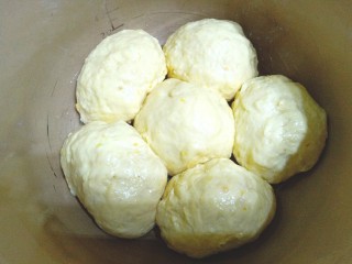 17、压力锅版红薯肉松面包,摆入锅内