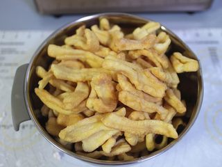 9、沙琪玛,炸好的面条放在盆里备用