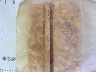 15、沙琪玛, 然后在用另一个木棒压实沙琪玛，一定要压实，要不然切得时候会散掉