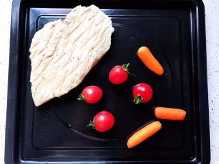 4、健康美味の鸡胸肉果蔬沙拉,一起放入烤盘