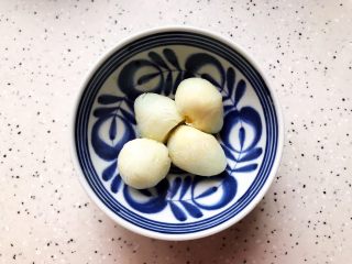 11、健康美味の鸡胸肉果蔬沙拉,我的鹌鹑蛋是之前煮熟之后放入速冻的，需要的时候取出几个就行