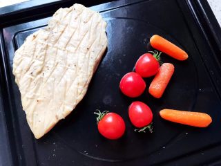 13、健康美味の鸡胸肉果蔬沙拉,鸡胸肉和小番茄，胡萝卜烤好了，取出，晾凉一下