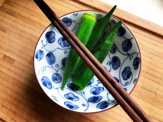 14、健康美味の鸡胸肉果蔬沙拉,2分钟后夹出秋葵