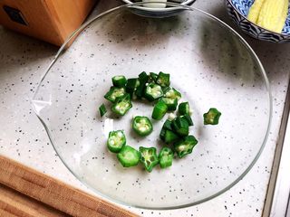 18、健康美味の鸡胸肉果蔬沙拉,秋葵切碎，放入沙拉碗