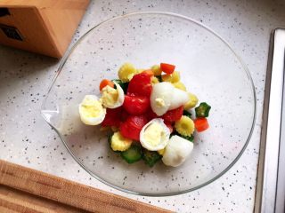 22、健康美味の鸡胸肉果蔬沙拉,鹌鹑蛋对半切开