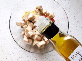 24、健康美味の鸡胸肉果蔬沙拉,加适量橄榄油，再加一丢丢细盐