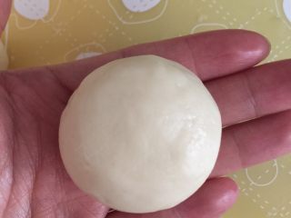 14、没错，高筋粉也能做蛋黄酥,包好后，把封口处朝下放置