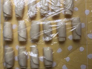 20、没错，高筋粉也能做蛋黄酥,再从一端卷成卷，盖上保鲜膜，放置15分钟