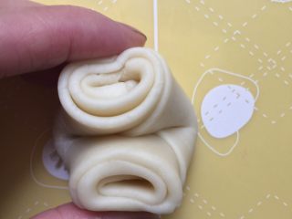 21、没错，高筋粉也能做蛋黄酥,拿出一个面卷，用大拇指从中间压一下，然后把两端对折
