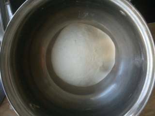 1、红薯江豆包,酵母用温水化开加入面粉中揉成面团盖上保鲜膜发酵3-4小时（发酵时间根据室内温度决定）、