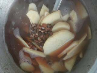 2、红薯江豆包,（花江豆头天晚上泡上）江豆上锅煮30分钟、加入红薯片继续煮至到江豆和红薯软烂为至