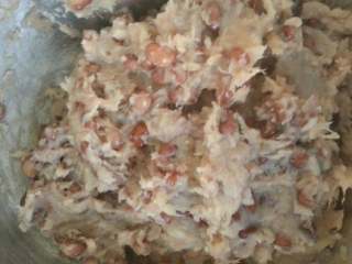 3、红薯江豆包,煮好后把水都淋出加白糖捣至如图状