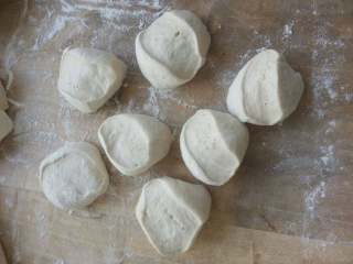 4、红薯江豆包,发酵好的面团拿出分小分