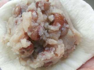 5、红薯江豆包,面团擀成面片放入红薯泥包好