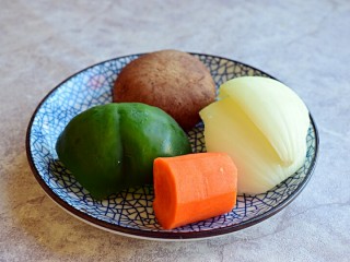 1、时蔬香炒馒头,蔬菜洗净
