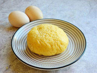 2、时蔬香炒馒头,准备馒头和鸡蛋