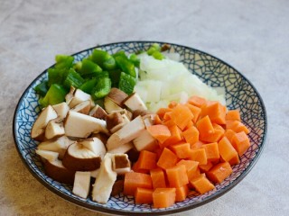 3、时蔬香炒馒头,蔬菜切丁