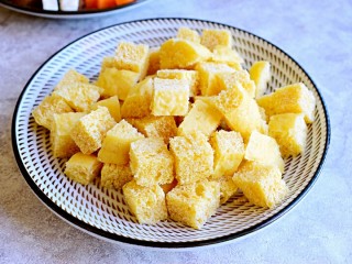 4、时蔬香炒馒头,馒头切丁