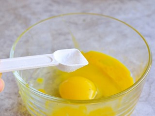 5、时蔬香炒馒头,鸡蛋加盐拌匀